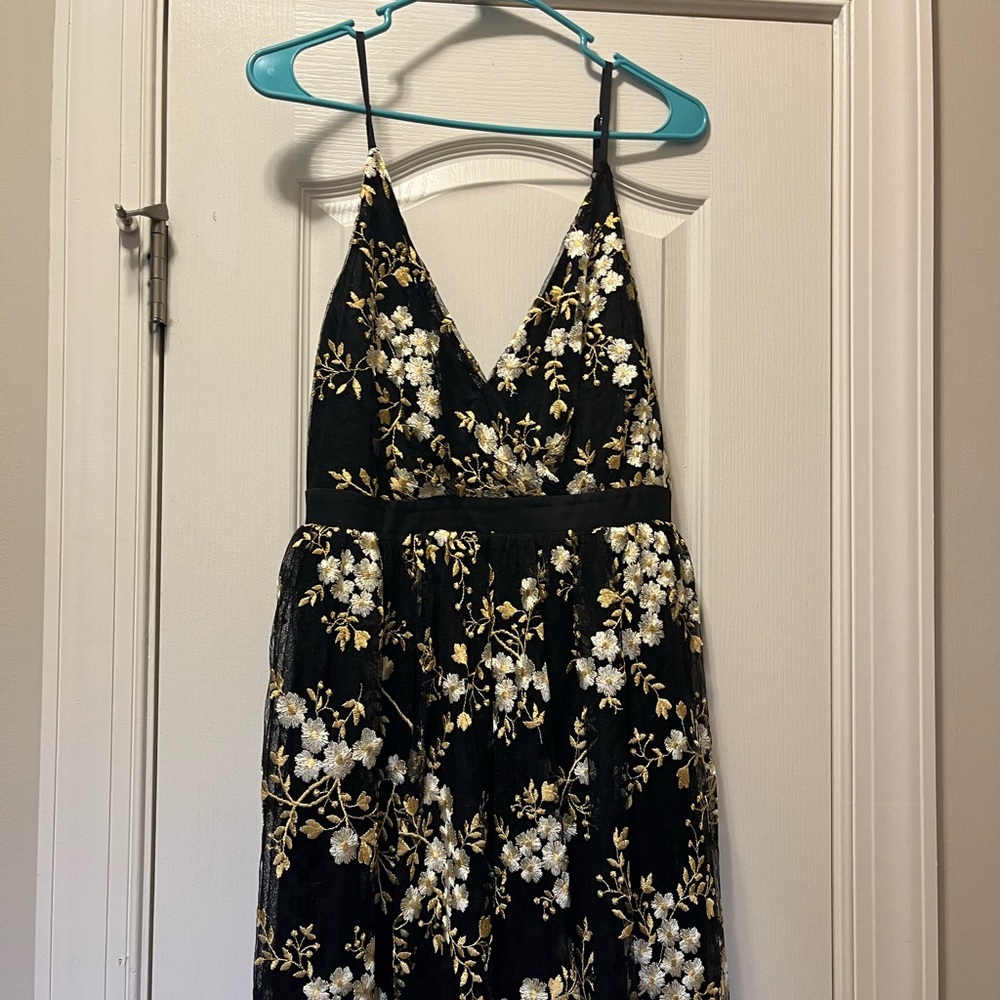 Lace dress. Black and gold. Floral design.